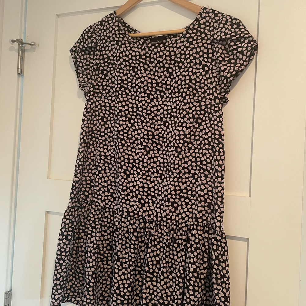 Low waist flowy dress perfect for spring. Easy fit, cute sleeve fun print.
